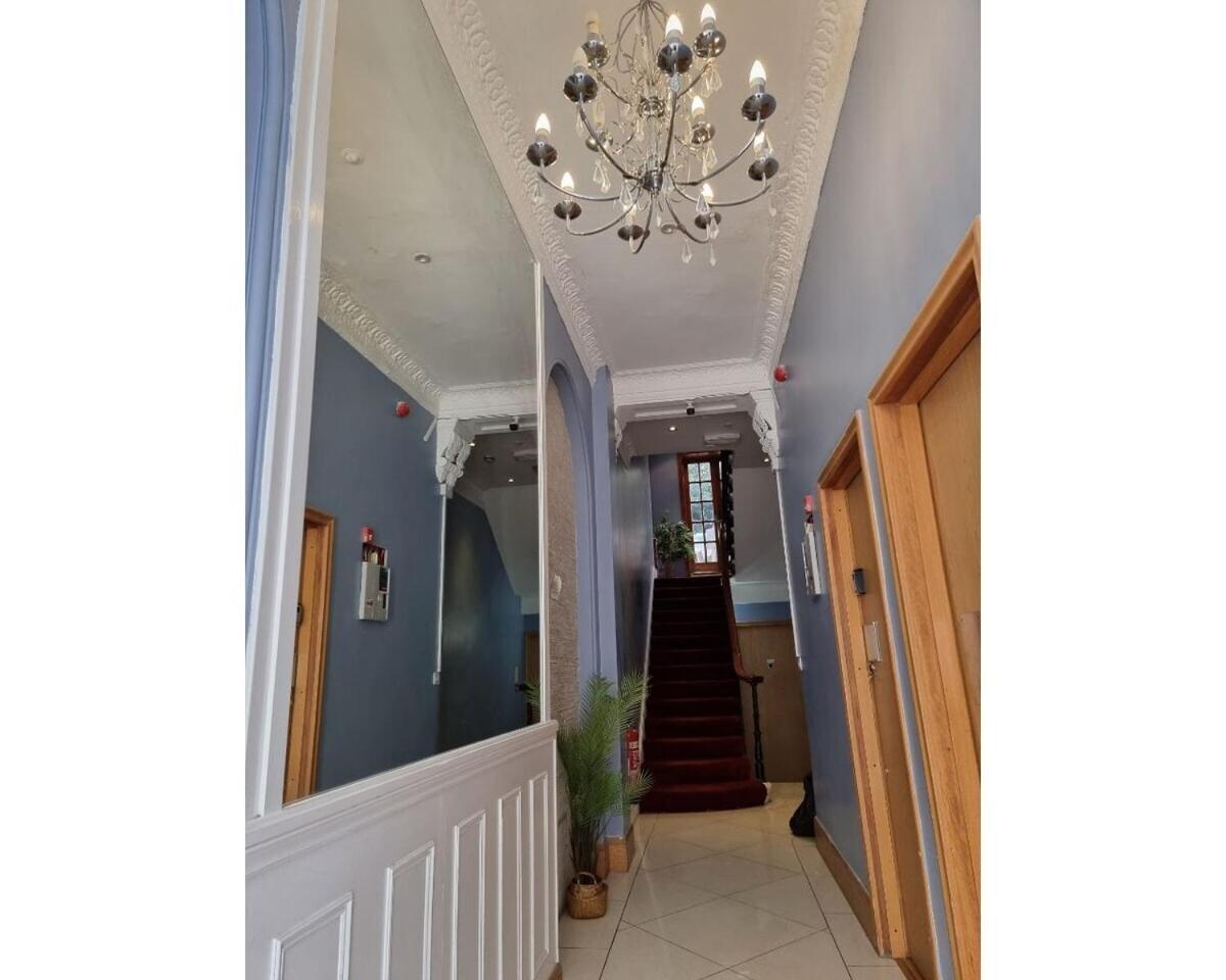 Fb4-spacious Basement Near Hyde Park Apartment