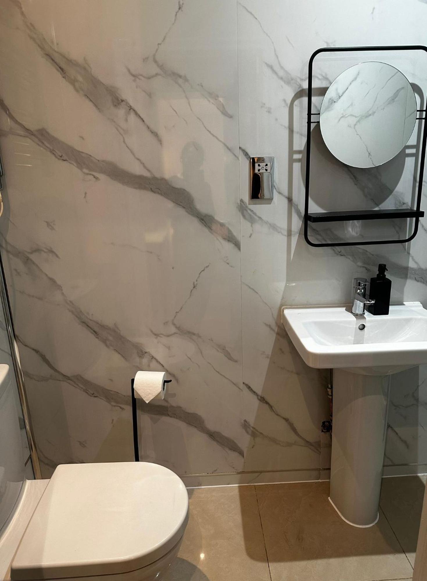Fb4-spacious Basement Near Hyde Park