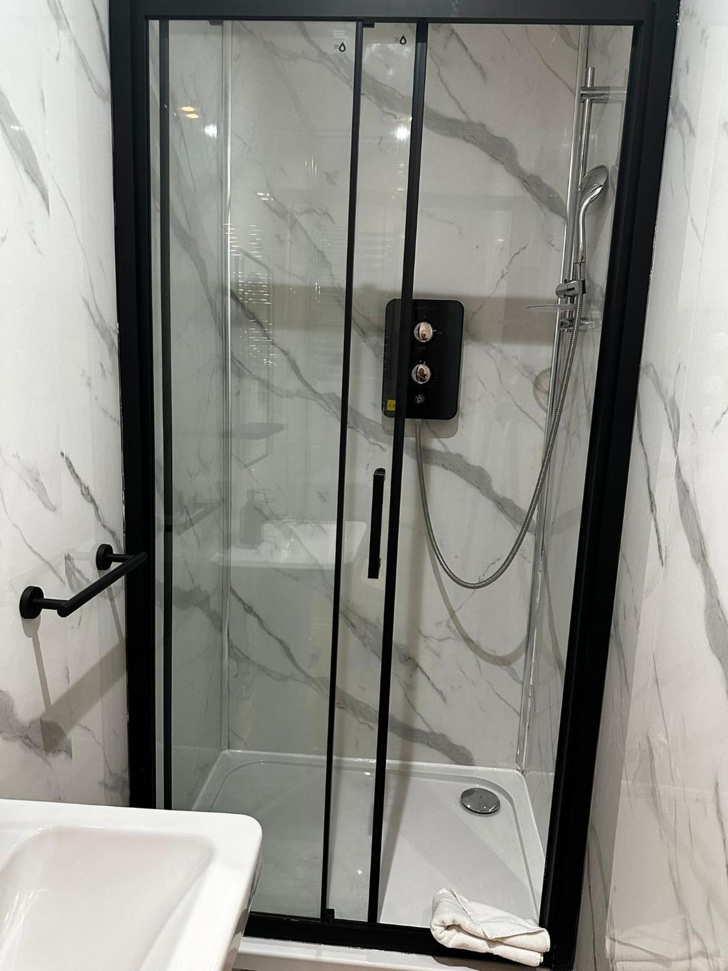 Fb4-spacious Basement Near Hyde Park